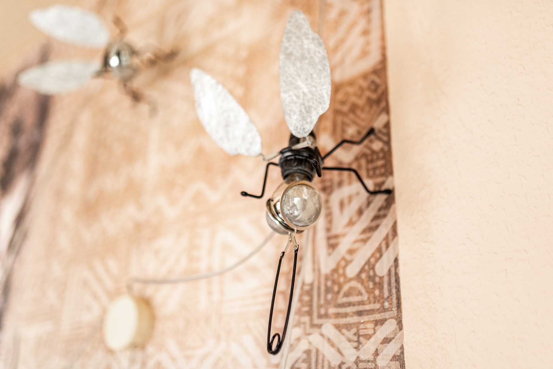 Lampe ausgeschmückt als Fliege, wobei die Augen aus einem Teesieb bestehen